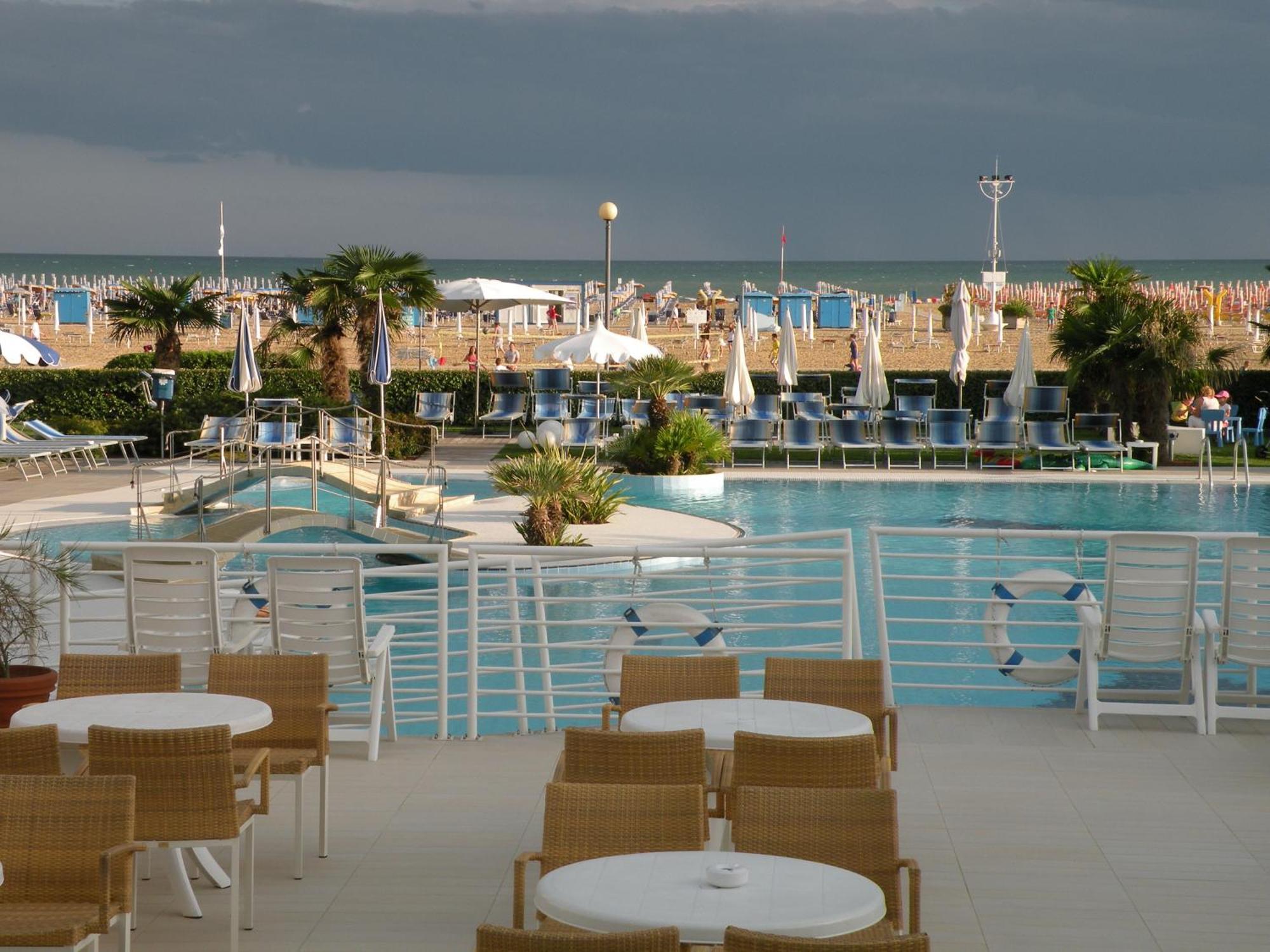 Majestic Beach Hotel & Wellness Bibione Extérieur photo