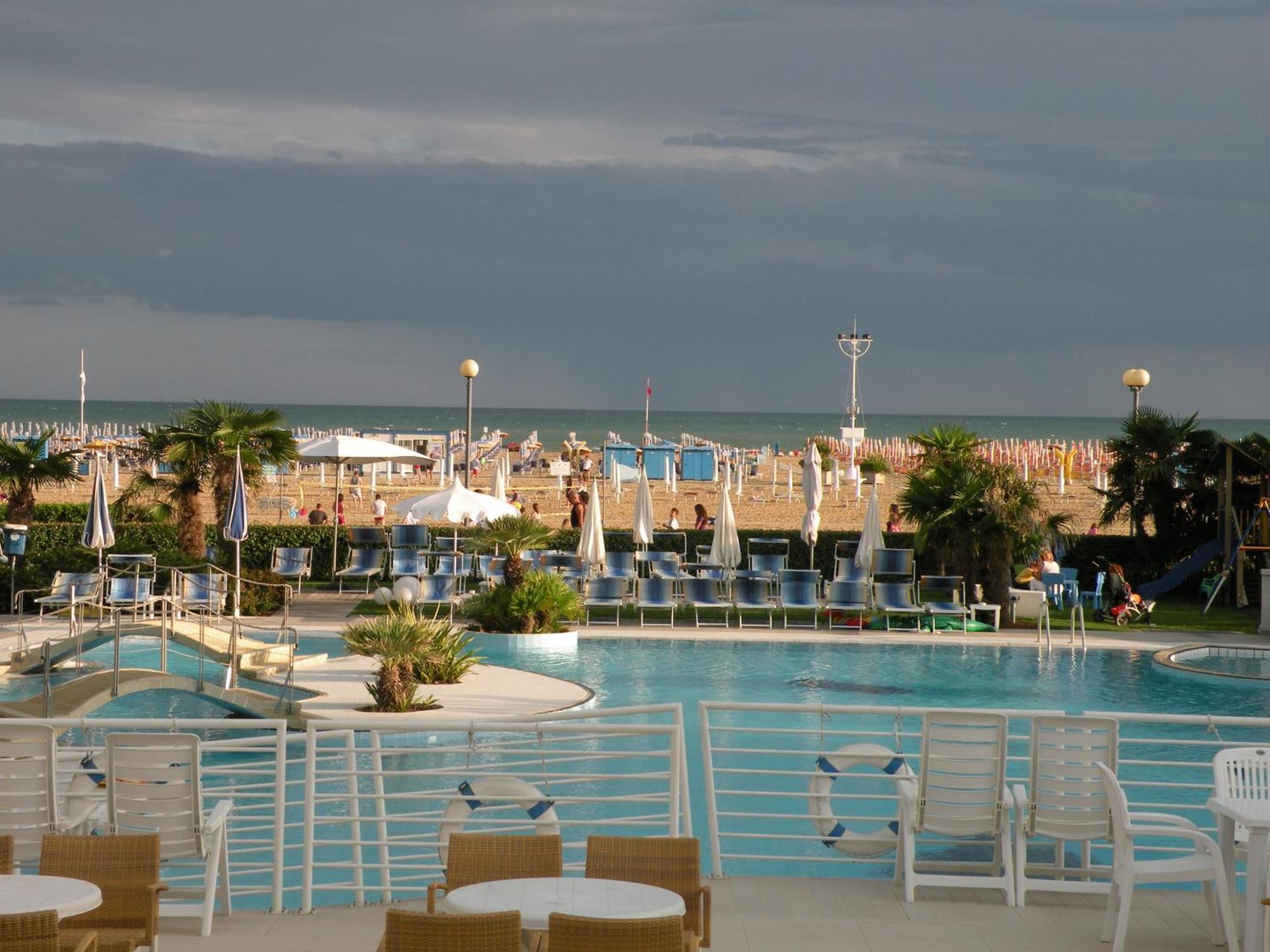 Majestic Beach Hotel & Wellness Bibione Extérieur photo